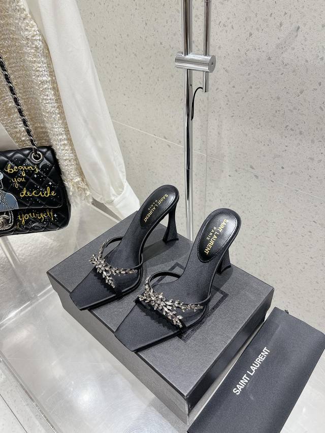 出厂 Saint Laurent 圣罗兰 小方头高跟钻拖鞋成为 Ysl的女人怎么离得开一双好穿的我经典设计，时尚传承 Ysl的设计师们将经典与现代完美融合，打造