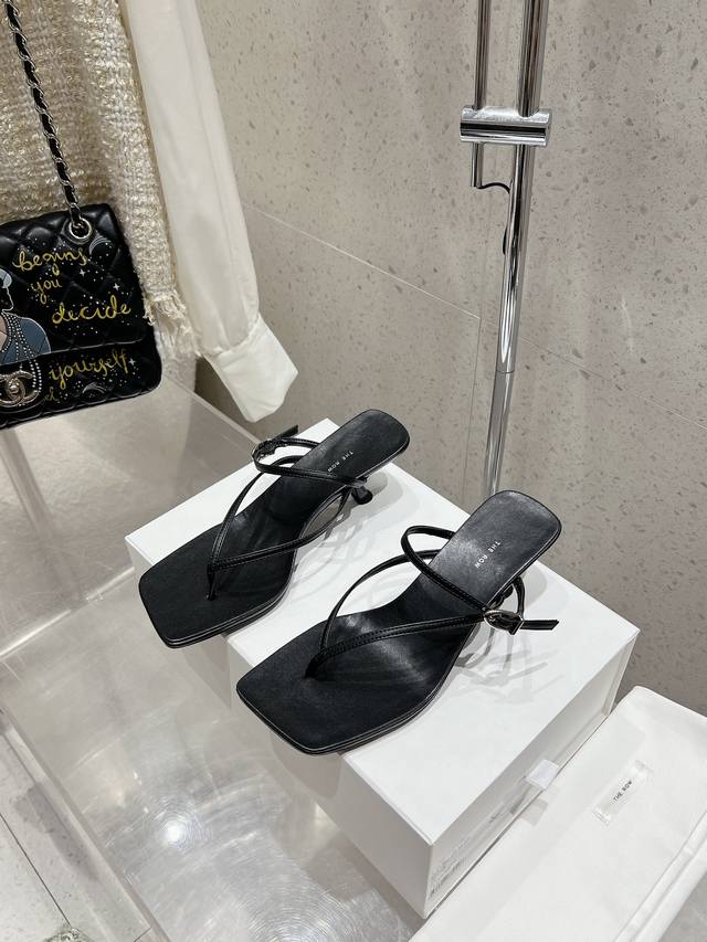 顶级版本Therow 最新款夹趾凉鞋 来自美国的年轻品牌，这不用多说，是近两年最火之一的品牌，春夏的季节就要到了 凉鞋我感觉即将要爆火！无论是配牛仔裤，亚麻腿裤