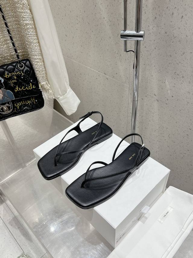 顶级版本Therow 最新款夹趾凉鞋 来自美国的年轻品牌，这不用多说，是近两年最火之一的品牌，春夏的季节就要到了 凉鞋我感觉即将要爆火！无论是配牛仔裤，亚麻腿裤
