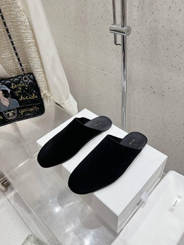 Therow 新款包头半拖鞋你可以永远相信The Row ，极简、复古是他们的代名词，C小众半拖单鞋，延续了一贯极简风格，无内衬结构使得鞋身极其轻便贴肤，采用全