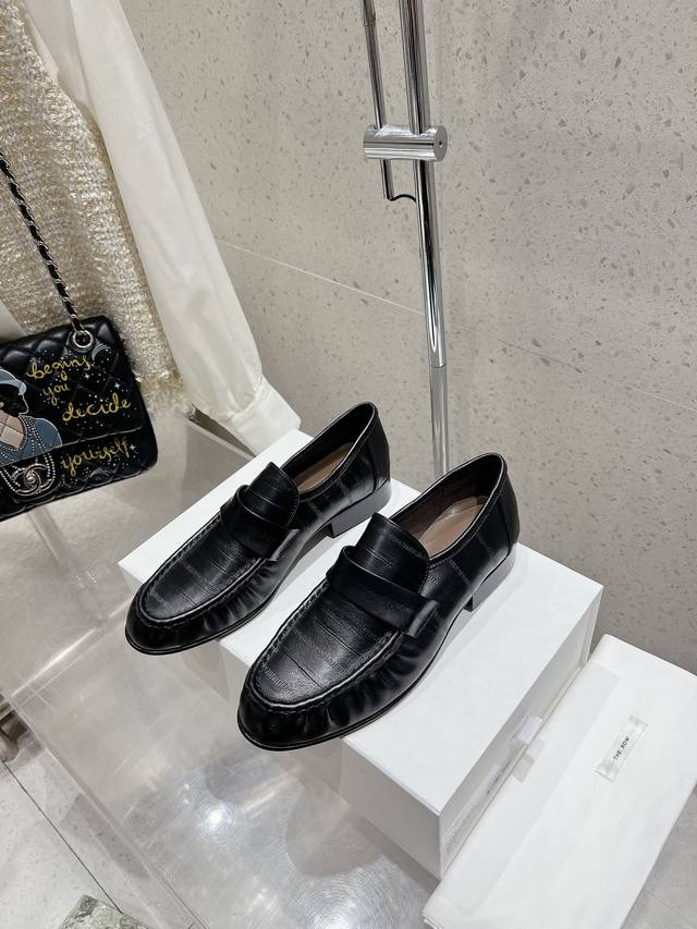 Therow 经典通勤的乐福鞋，在鞋口的里面暗藏松紧设计，穿脱更方便，不掉脚不松垮。压纹小牛皮的柔软质感看细节都能感受到，垫脚羊皮，鞋底意大利进口牛皮做注胶工艺