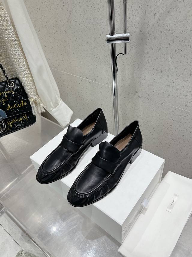 Therow 经典乐福鞋，在鞋口的里面暗藏松紧设计，穿脱更方便，不掉脚不松垮。进口混种羊 超软超舒服 细腻柔软质感看细节都能感受到 垫脚羊皮，大底原版意大利进口