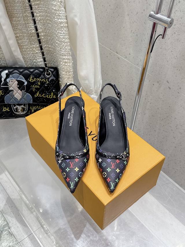 顶级版本 Louis Vuitton Lv 路易威登 2025春夏尖头高跟鞋凉鞋鹰嘴小尖头搭配镂空老花皮条小方扣可调节松紧，Lv五金 “Logo”饰以点缀，细节