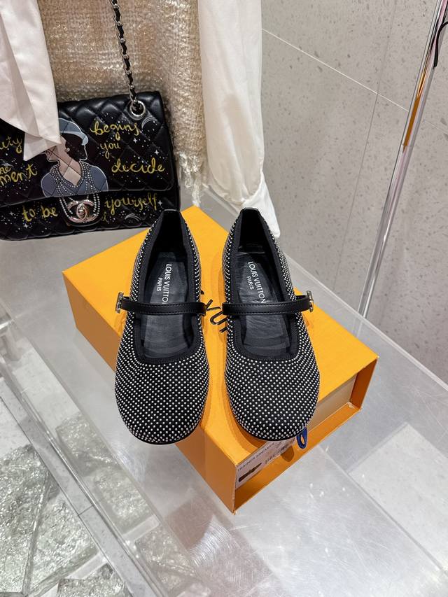 顶级版本 Louis Vuitton Lv路易威登 25 春夏 最新玛丽珍单鞋 简约精致，高级感满满，尽显优雅气质～上脚超好看，拉满了夏日美鞋绝绝子啊鞋面：牛皮