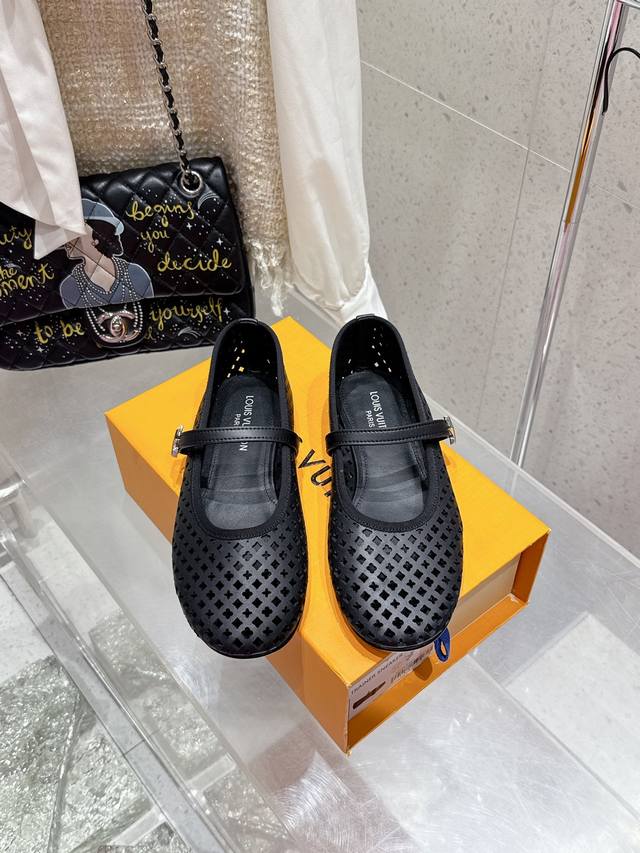 顶级版本 Louis Vuitton Lv路易威登 25 春夏 最新沖孔玛丽珍单鞋 简约精致，高级感满满，尽显优雅气质～上脚超好看，拉满了夏日美鞋绝绝子啊鞋面：