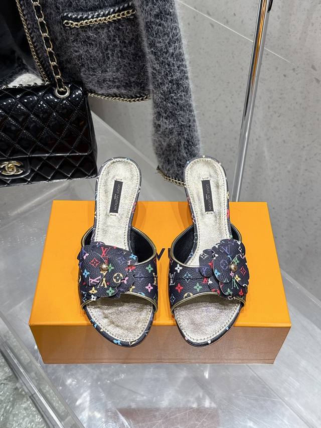 顶级版 Louisvuitton 25 春夏新款拖鞋很难不怀疑是不是借鉴了唐朝的唐三彩作为基础，创新成Lv经典标志Logo，采用彩色以及鞋面的大面积底色作为对比