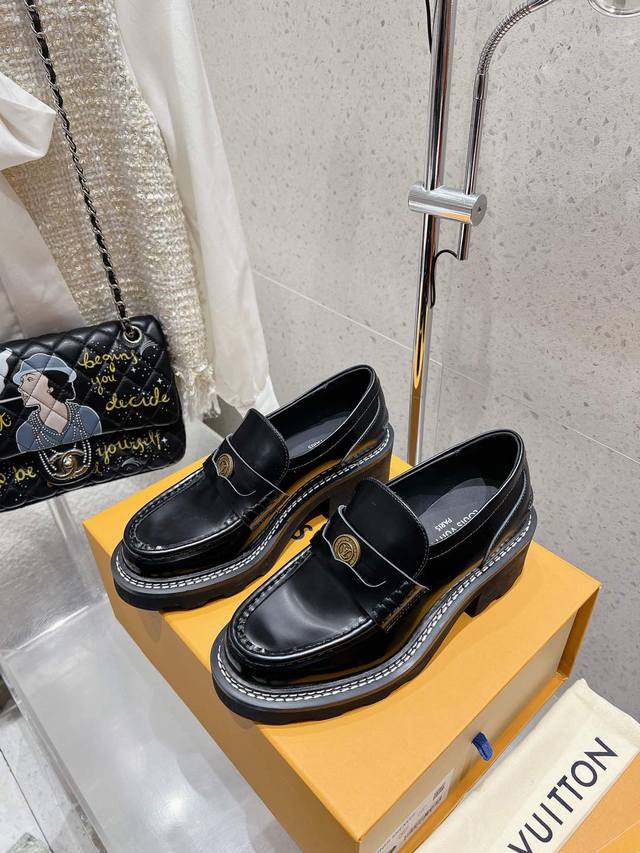 Lv 秋冬新款金币厚底乐福鞋鞋面：进口开边珠牛皮内里：进口牛皮大底：原版开模发泡橡胶大底 Size：女35-41 40 41定做不退换