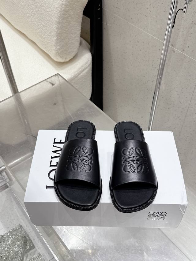 顶级版 Loewe 罗意威 25 春夏新品 Etal Anagram 露趾一字平底拖鞋疯狂种草简约设计感觉更干净优雅让你念念不忘 颜色也很耐看漂亮，上脚瞬间气质