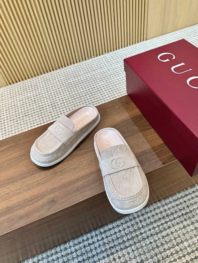 Gucci 新品厚底 互扣式刺绣大G横带穆勒鞋 迷你Gg压纹包头拖鞋勃肯半拖官网同步，原版一比一复制，最高版本所有材质细节均与Yb一致面料：进口G G压纹绒面鹿