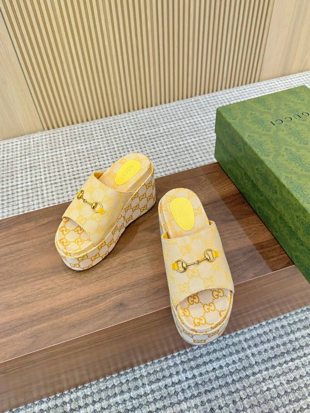 Gucci 最新限量厚底拖鞋 。顶级品质发售 购入正品开发 . 材质.工艺与原版一致鞋面：原版特殊印刷工艺印花 内里：透染羊皮码数：35-42 41，42订做，