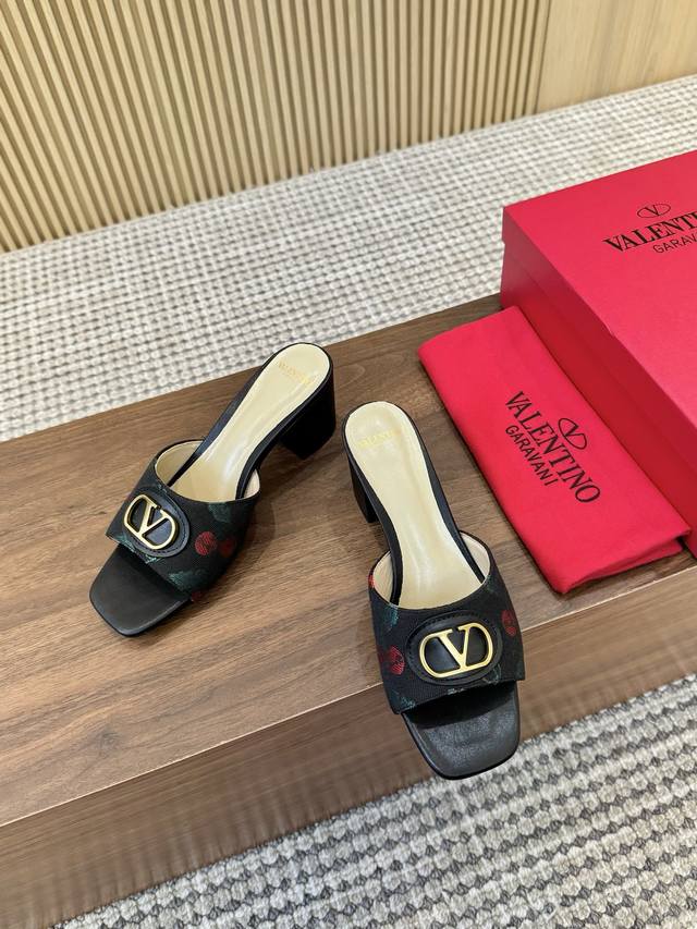 橡胶底 皮底 Valentino 华伦天奴25春夏V扣电秀平底拖鞋！新款限定 官网同步 独家上新时装周新款 小红书推荐种草独特风格！简约精美,大方优雅！这季夏天