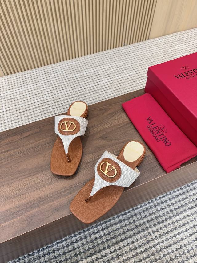 橡胶底 皮底240Valentino 华伦天奴25春夏V扣夹脚拖鞋！新款限定 官网同步 独家上新时装周新款 小红书推荐种草独特风格！简约精美,大方优雅！这季夏天