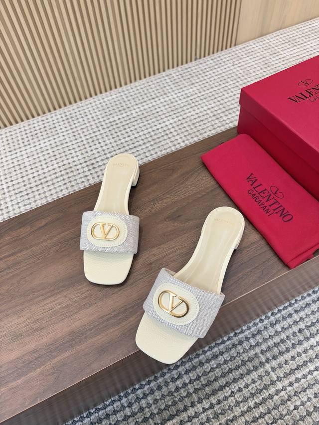 橡胶底 皮底240Valentino 华伦天奴25春夏V扣拖鞋！新款限定 官网同步 独家上新时装周新款 小红书推荐种草独特风格！简约精美,大方优雅！这季夏天值得