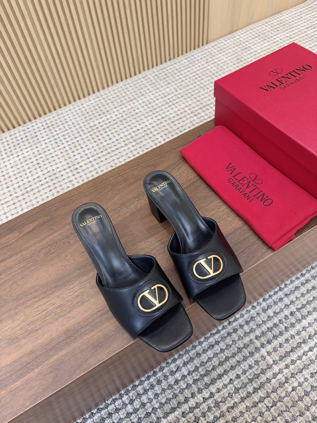 橡胶底 皮底 Valentino 华伦天奴25春夏V扣拖鞋！新款限定 官网同步 独家上新时装周新款 小红书推荐种草独特风格！简约精美,大方优雅！这季夏天值得入手
