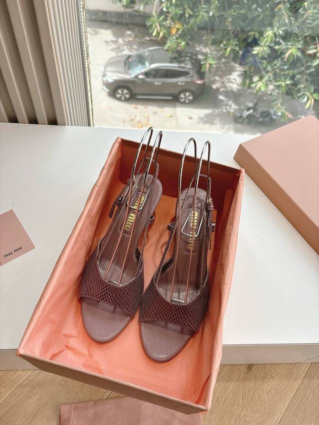 Miu Miu2025凉鞋Zp开发秒杀市面版本Miu真的太少女奶呼呼的 小羊皮超级软糯 喜欢可以冲了！鞋面：对版牛皮鞋底：真皮跟高：约5Cm码数：35-39 4