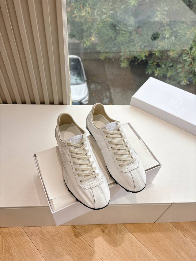 Maisonmargiela Mm6德训休闲鞋鬼才设计师品牌，一个轻奢品牌上脚很百搭哦，也很随脚舒适，这一款德国训练鞋延续了经典的T形真皮拼接设计，经过设计团队