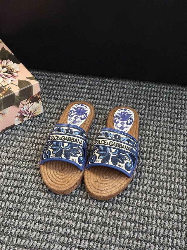 夏季时装鞋 环保麻绳编织鞋底 金属Lgog 明星同款拖鞋古典与现代碰撞出的意式浪漫美学杜嘉班纳真丝系列凉鞋线条，看得到的高级感，Dg杜嘉班纳秀场直击鞋面材质：原
