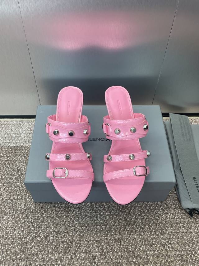工厂P价P Balenciaga 2025专柜春夏新款果冻色圆头中跟朋克风格金属皮带扣女鞋 巴黎世家字母Logo五金扣露趾凉拖鞋材质:鞋面定制进口小牛皮+混种羊