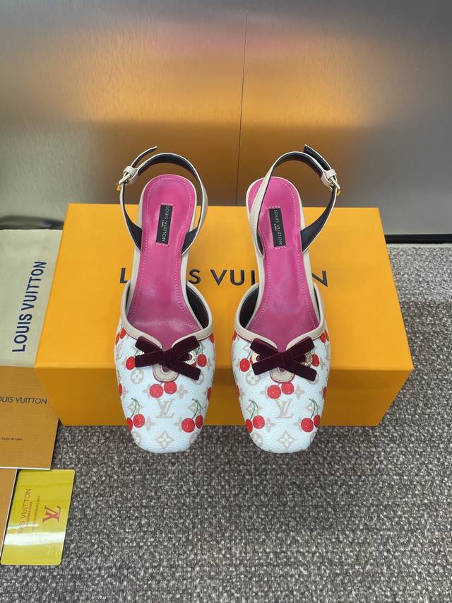 Louis Vuitton 2025春夏新款猫跟蝴蝶结果冻色女鞋 Lv 字母Logo五金扣方头拼色后空凉鞋材质：鞋面进口环保透气老花皮+水染羊皮内里+意大利真皮