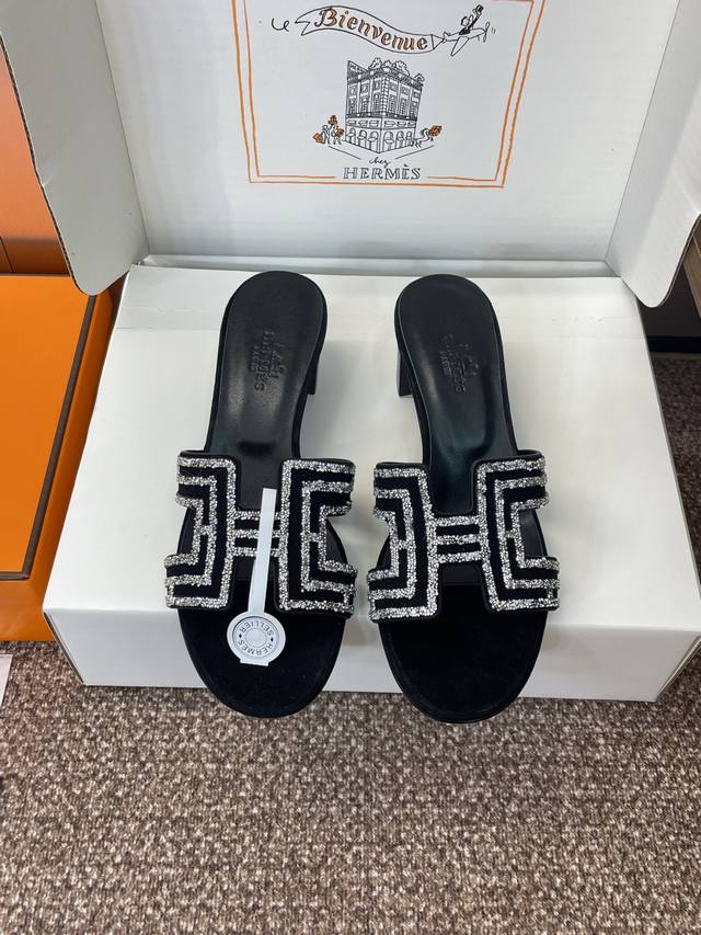 工厂P价P Hermes 爱马仕H拖鞋时尚又百搭 超级舒服 每个细节都做到极致 原版麂皮烫钻 原版1:1独家私模鞋面 原版真皮大底 跟高：平底 5Cm包装: 每
