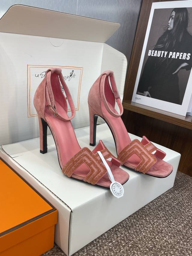 工厂P价P Hermes 爱马仕时尚又百搭 搭配H鞋头 超级舒服 每个细节都做到极致 搭配同色调标志性纯鞋扣 设计简约流畅 打造时尚柔美造型 原版小牛皮原版1:
