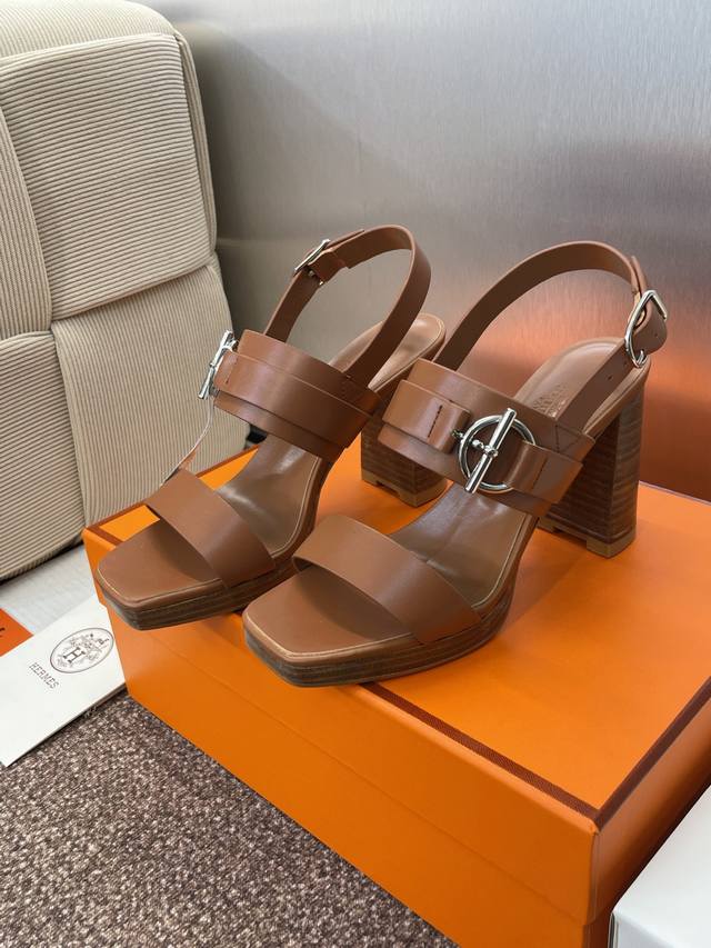 工厂P价P Hermes 爱马仕H家粗跟凉鞋时尚又百搭 超级舒服 每个细节都做到极致 面料牛皮 内里混种羊皮 独家开发五金鞋扣跟高：9Cm大底：原版真皮层皮水台