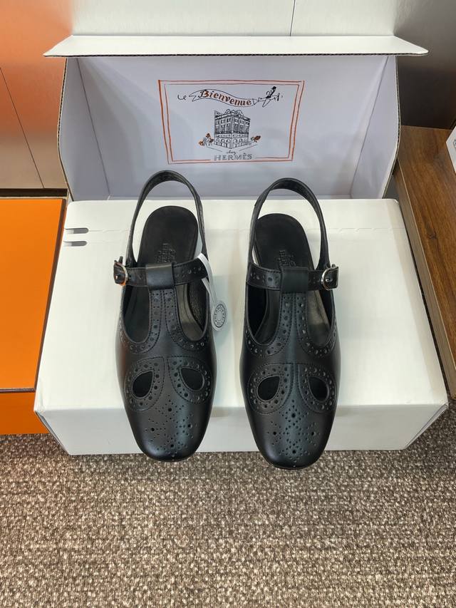 工厂P价P 莞产 Hermes 爱马仕 Kamilla系列 玛丽珍平底后空凉鞋山羊皮和Nappa皮革 玛丽珍鞋，搭配标志性“H”鞋扣和撞色滚边 打造精致柔美造型