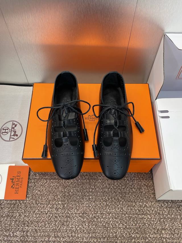 工厂P价P 莞产 Hermes 爱马仕 Kamilla系列 平底玛丽珍娃娃女单鞋山羊皮和Nappa皮革 玛丽珍鞋，搭配标志性“H”鞋扣和撞色滚边 打造精致柔美造