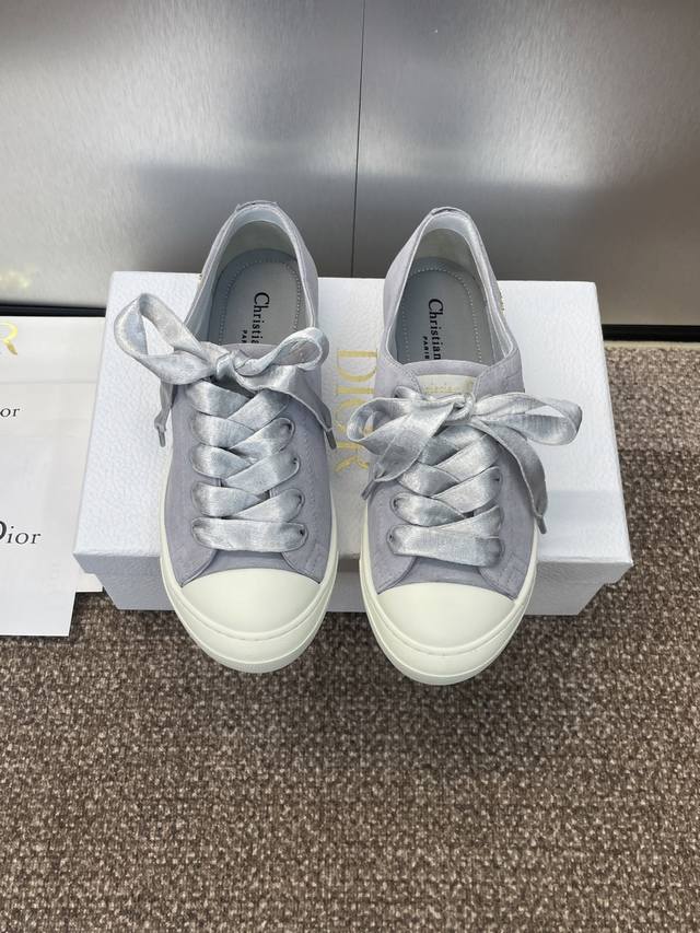 工厂P价P 迪奥 Dior 2025春夏新款Lucky系带休闲小白鞋 Cd字母Logo五金扣拼色运动鞋 明星同款平底圆头滑板鞋材质:鞋面采用进口真丝面料 进口羊