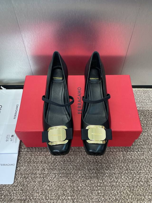 工厂P价P Ferragamo菲拉格慕2025春夏新粗跟女鞋 Sf标志性蝴蝶结五金扣低跟单鞋 糖果色方头百搭芭蕾舞鞋 市面顶级版本材质：面料进口金属牛皮 混种羊
