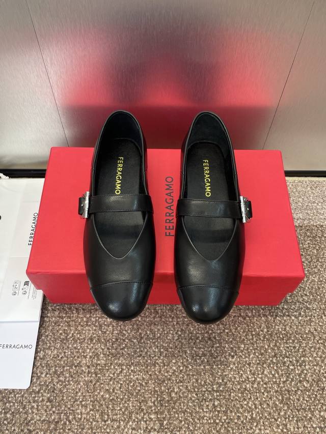 工厂P价P Ferragamo菲拉格慕2025春夏新款浅口女鞋 Sf标志性五金扣平底单鞋 内增高方头百搭芭蕾舞鞋 市面顶级版本材质：面料进口金属牛皮 混种羊皮+