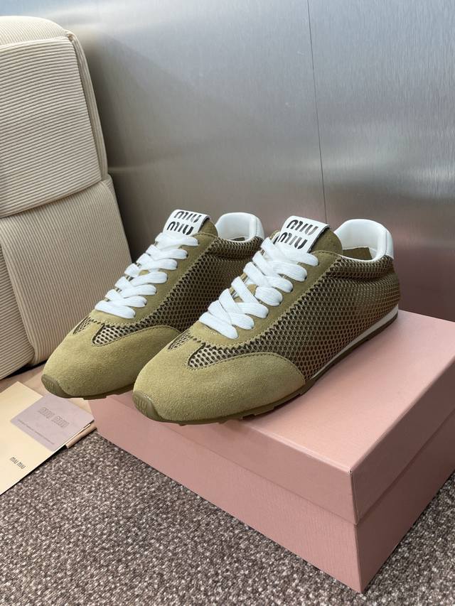 工厂P价P Miumiu 2025春夏高定系列走秀新款系带镂空休闲运动女鞋 缪缪明星同款字母Logo圆头拼色阿甘跑鞋材质:鞋面进口羊猄皮 环保透气网面+水染羊皮