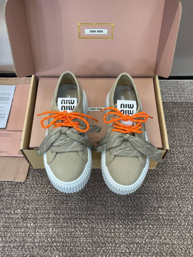 工厂P价P Miumiu 2025春夏高定系列走秀新款果冻色系带休闲运动松糕小白鞋 缪缪明星同款字母Logo厚底圆头拼色滑板帆布女拖鞋材质:鞋面进口环保透气帆布