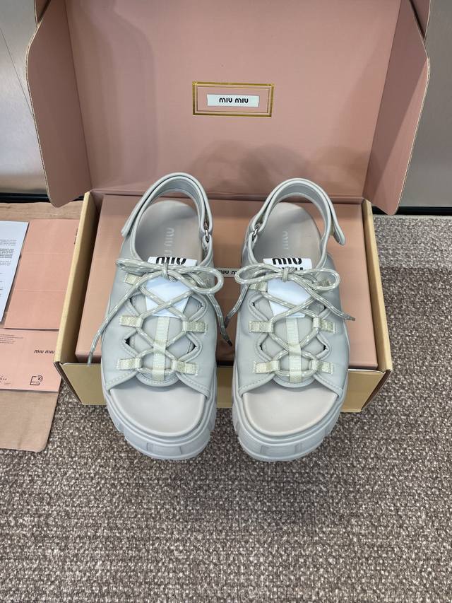 工厂P价P Miumiu 2025春夏高定系列走秀新款魔术贴系带休闲运动松糕小白鞋 缪缪明星同款字母Logo厚底圆头露趾沙滩女凉鞋材质:鞋面进口环保透气莱卡布+