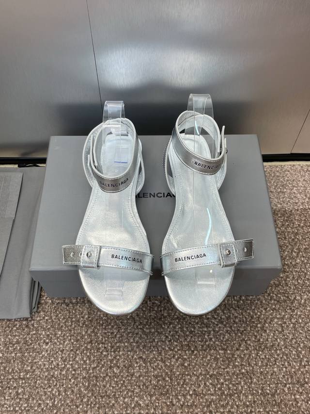 工厂P价P Balenciaga 2025春夏新款女鞋 巴黎世家平底圆头气质马鞍带露趾凉鞋 材质:鞋面定制进口小牛皮+混种羊皮里+意大利真皮大底Size：34-