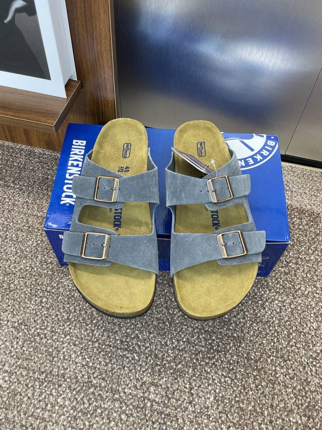 工厂P价P Birkenstock博肯春夏情侣款沙滩鞋 平底五金皮带扣露趾凉拖鞋 市面顶级版本材质:面料进口牛猄皮脚床：软木+高弹Pvceva +橡胶发泡原厂底
