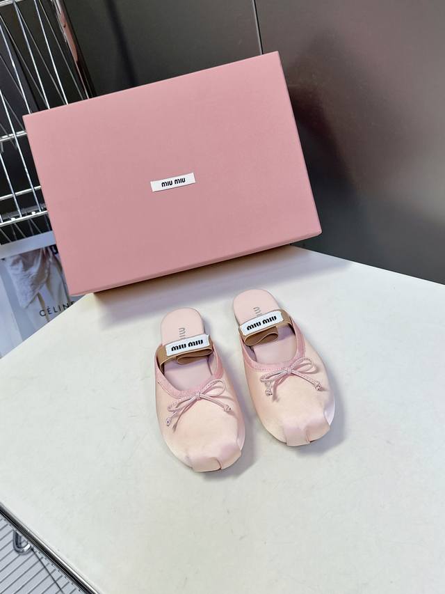 Miumiu缪缪经典芭蕾舞鞋 跳舞鞋 Miu家芭蕾舞鞋都是以柔软舒服为主 也为一如既往小女孩风的芭蕾舞鞋增添了一份时尚感 平底单鞋 时尚简约 超级无敌耐看 可盐