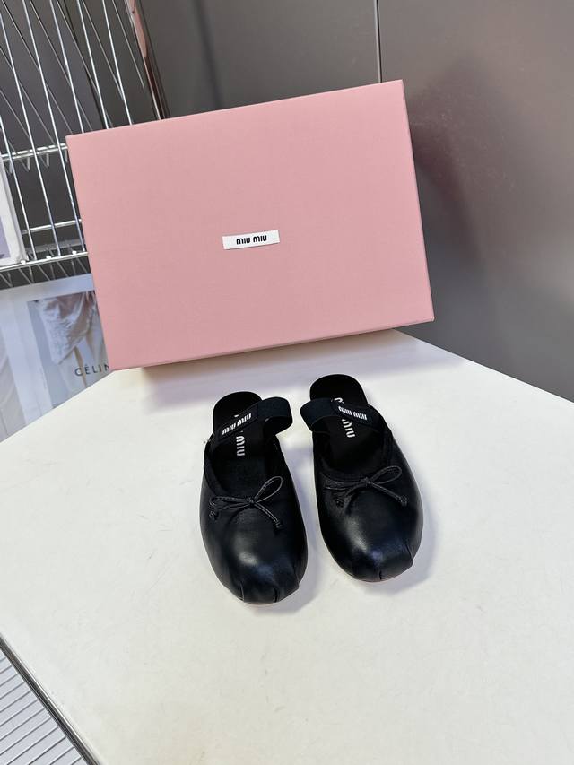 Miumiu经典芭蕾舞鞋 Miu家芭蕾舞鞋都是以柔软舒服为主 也为一如既往小女孩风的芭蕾舞鞋增添了一份时尚感 平底单鞋 时尚简约 超级无敌耐看 可盐可甜 超级仙