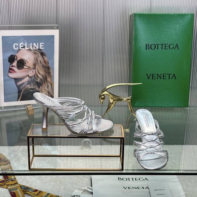 Bottega Veneta葆蝶家 年春夏新品Bv最新款镂空凉鞋！小圆头娃娃鞋热度持续升级～当季深受众多网红博主热捧，完美精修鞋楦小圆头，非常到位，线条流畅版型