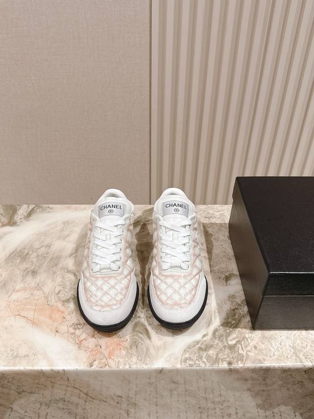 225 Chanel Tennis系列小香春夏网球鞋新品，绵羊皮材质、超软糯，脚感满分鞋型秀气精致非常修脚，很Chill很百搭！超有格调！超大鞋舌，双C Log