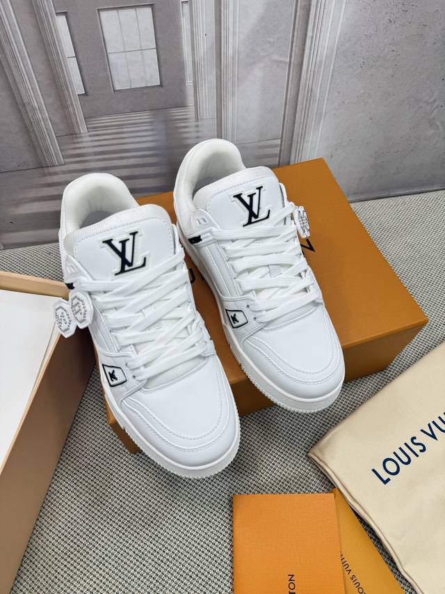 Lv-Trainer路易-威登 Pk市场一切版本 情侣款走秀新款 篮球板鞋 代购品质原版1：1开发复刻！！上脚非常舒适 做工精细鞋面由意大利进口小牛皮拼接，侧边