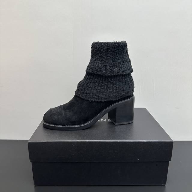 Chanel香奈儿小香毛线针织袜子短靴，本季秋冬季必备单品！！香奈儿秋冬重工爆款短靴小红书力推款，怎么搭配都好看，时髦精必备，香奈儿女士钟爱简约又难以抗拒搭配展