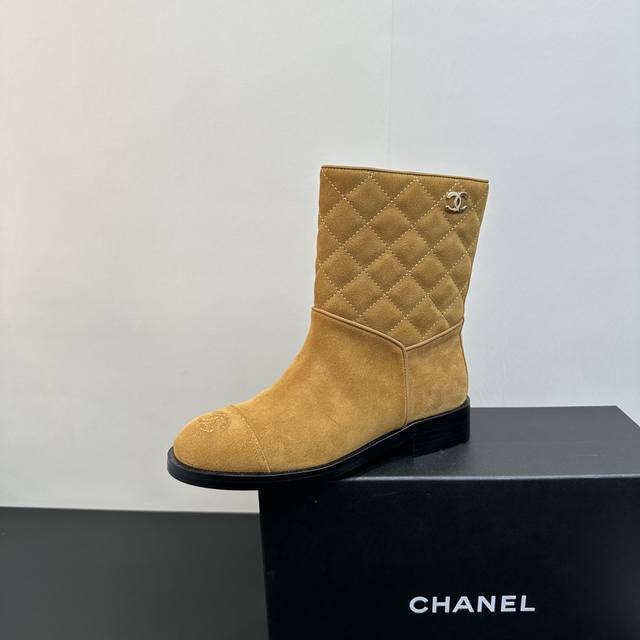 上新Chanel 香奈儿Coco小香牛皮低跟复古一脚蹬骑士靴 短靴中筒靴 经典重塑，梦幻升级鞋面牛皮面料，触感细腻，绵羊皮内里轻柔舒适，享受愉悦经典绗缝菱格纹鞋