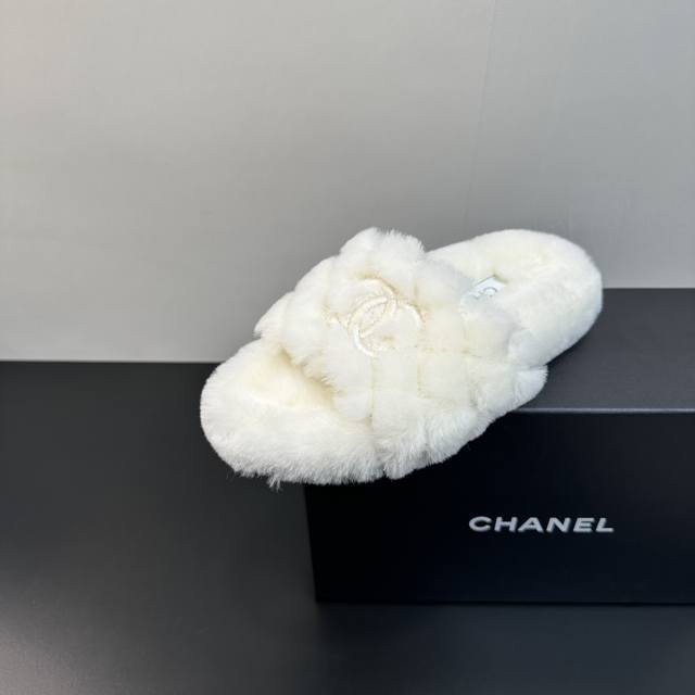 Chanel香奈儿小香风25S毛毛拖羊毛拖，早秋系列火爆上新，这一季香家小爆款！真的一眼爱了，经典拼色完美搭配！ 真的超级有个性，是这款鞋子最大的亮点，醒目而不