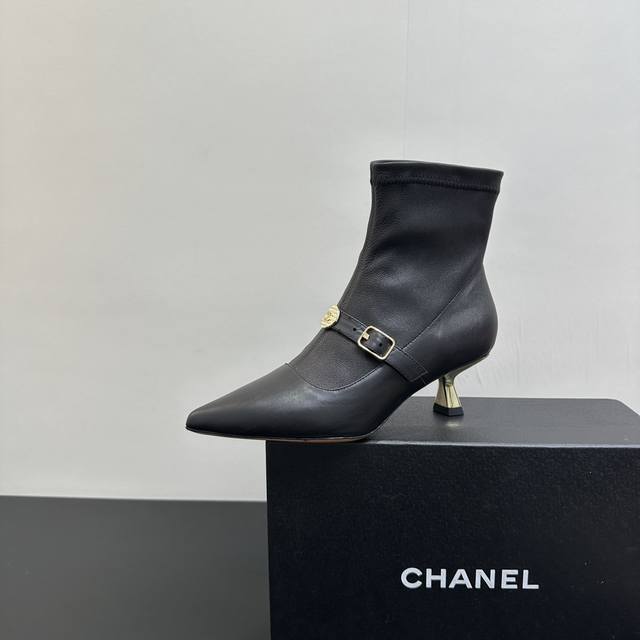 Chanel香奈儿小香C家 2025新款秋冬百搭小猫跟羊皮弹力短靴香港购入正品1:1开发，鞋型经过两个多月反复调试，尤其是鞋头看似简单，却及其考验技术，没有个十