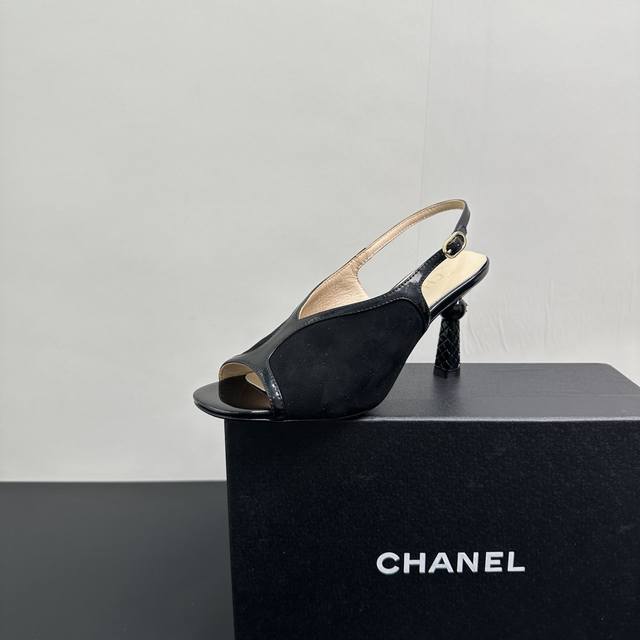 Chanel香奈儿小香25A 夏季新品后空鱼嘴高跟凉鞋 ，经典双C基因融入摩登设计，鱼嘴勾勒性感，高跟撑起气场。每一步都似在巴黎左岸踱步是鞋履 更是行走的时尚艺