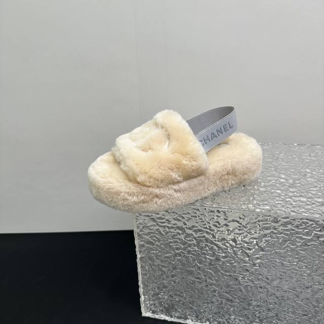 Chanel香奈儿小香风25S毛毛拖厚底松紧羊毛拖，早秋系列火爆上新，这一季香家小爆款！真的一眼爱了，经典拼色完美搭配！ 真的超级有个性，是这款鞋子最大的亮点，
