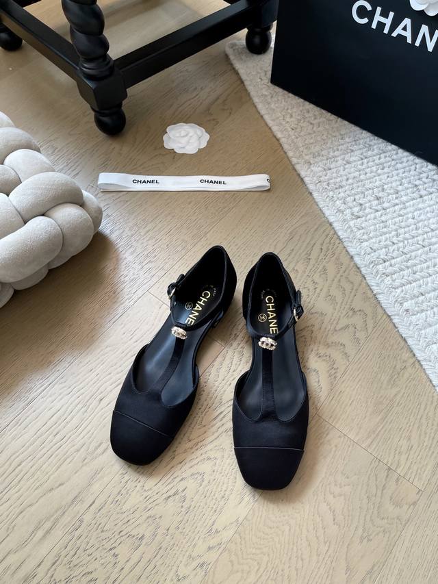Chanel25K新款玛丽珍珍珠单鞋！顶级版本！抢先发售鞋面真丝 羊皮 垫脚羊皮 真皮底码数：34-41 34 40 41不退换