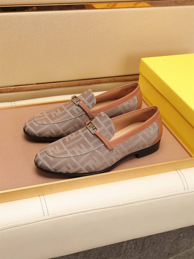 Fendi 最新男士正装皮鞋经典系列不容错过头层采用进口头层牛皮原单品质，皮质光滑细腻版型超赞，完美流线型轮廓牛皮内里，码数38-44 45.46订做