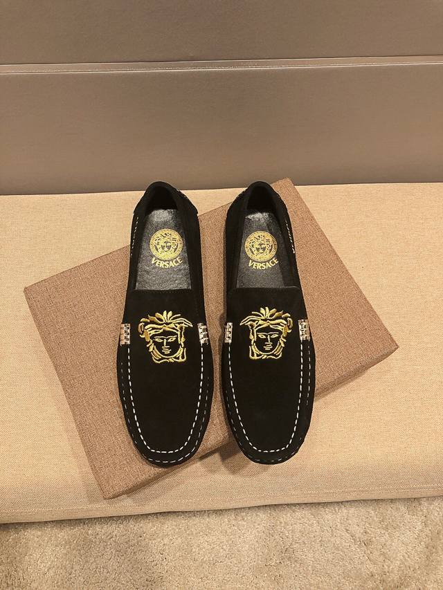 范思哲又一次惊世之作腾空出世，惊艳全场 不一样的品质，不一样的高贵。鞋面西班牙进口磨砂牛皮+刺绣，头层吸汗透气猪皮里，穿着舒适...现香港中环置地店限量发售 范